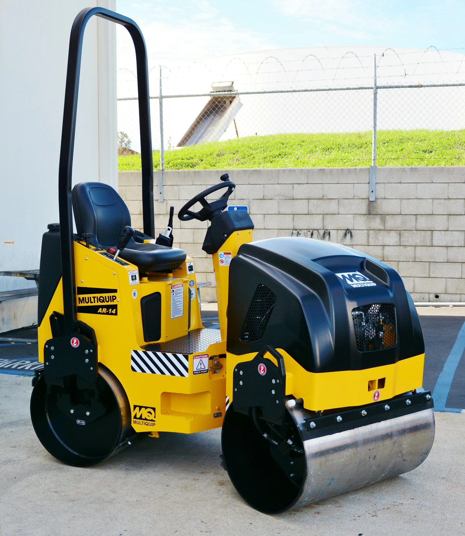 Compact ride-on tandem drum roller